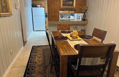 Valdosta House | Cheerful & Peaceful Home near VSU, Downtown, Moody