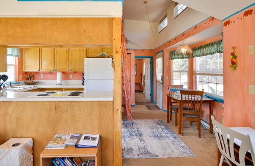 Salida Cottage | Cheerful Salida Cottage: Deck, Farm, Mountain View