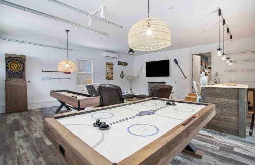 Sister Lakes House | Cheerful Sister Lakes 4 BDR Lake Hse w/Hot tub.