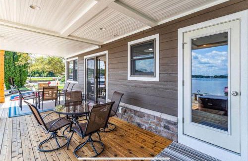 Sister Lakes House | Cheerful Sister Lakes 4 bed room Lake House with Hot tub