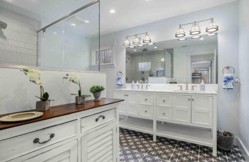 Sister Lakes House | Cheerful Sister Lakes 4 bed room Lake House with Hot tub
