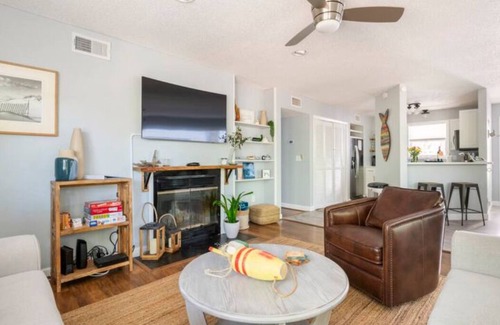 Colington Condo | Cheerful Sound Side Condo