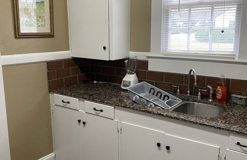 Valdosta House | Cheerful Spacious 4 Bedroom 2 Bath & plenty parking