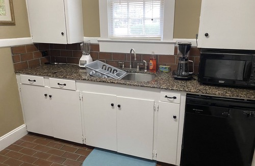 Valdosta House | Cheerful Spacious 4 Bedroom 2 Bath & plenty parking