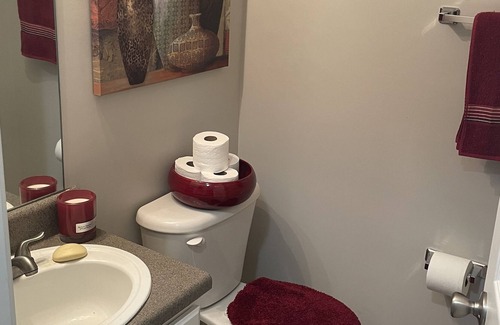 Union City House | Cheerful, spacious, clean and quiet home