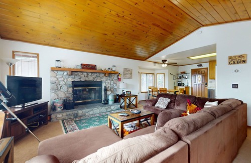 Arrowhead Villas Cabin | Cheery cabin with gas grill, patio, deck, outdoor space, & near lake