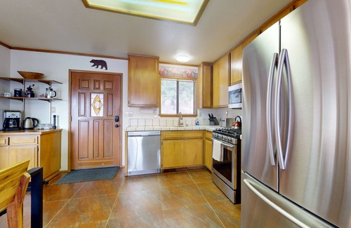Arrowhead Villas Cabin | Cheery cabin with gas grill, patio, deck, outdoor space, & near lake