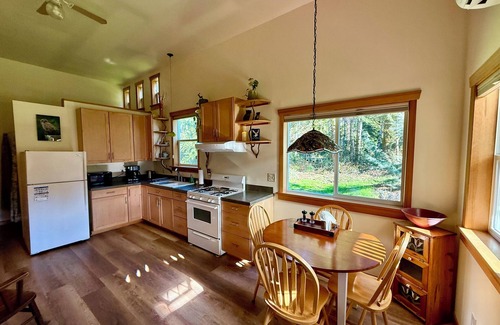 Olympia Apartment | Cheery Loft Apartment close to downtown Olympia with country feel