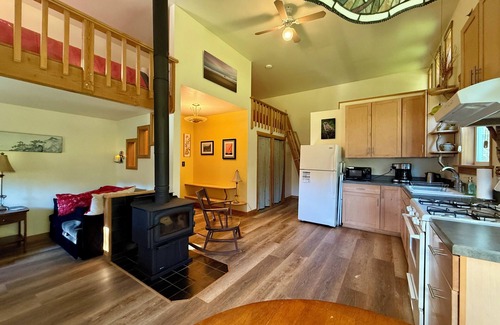 Olympia Apartment | Cheery Loft Apartment close to downtown Olympia with country feel