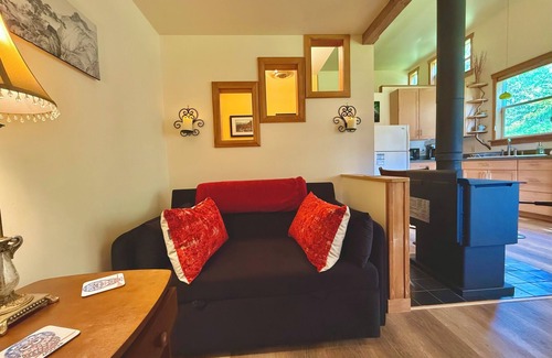 Olympia Apartment | Cheery Loft Apartment close to downtown Olympia with country feel