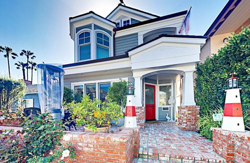 Balboa Island Apartment | Cheery Retreat