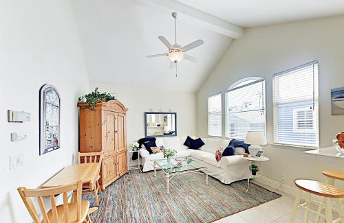 Balboa Island Apartment | Cheery Retreat