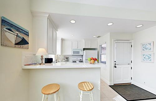 Balboa Island Apartment | Cheery Retreat