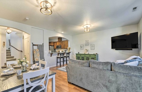 Vancouver House | Cheery Townhome ~ 18 Mi to Dtwn Portland!