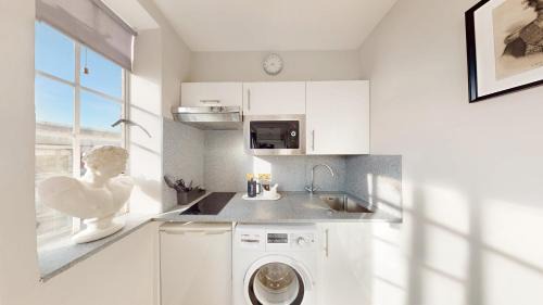 Brompton & Hans Town Apartment | Chelsea Executive Cloisters 571