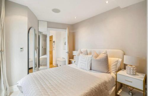 Sands End Apartment | Chelsea Harbour Two En-Suite Bed Apartment