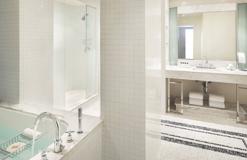 Norma Triangle Hotel | Chelsea Suite at The London West Hollywood with Rooftop Pool Near Rodeo Drive