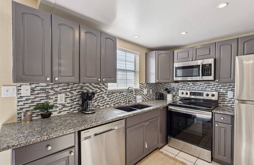 Cape Caneveral Beach Gardens House | Cherie Down Townhome W/Patio, Balcony, BBQ Grills, Fire Pit & 5 Minute Walk to the Beach! 🏖️