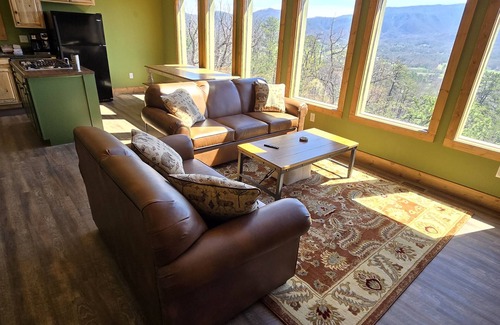 Gatlinburg - Pigeon Forge Cabin | CHERIES CHALET! Hot tub, Gas grill, Quiet, Centrally located,Dogs,AMAZING VIEWS!