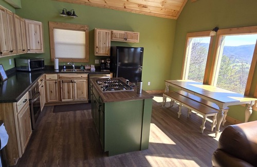 Gatlinburg - Pigeon Forge Cabin | CHERIES CHALET! Hot tub, Gas grill, Quiet, Centrally located,Dogs,AMAZING VIEWS!