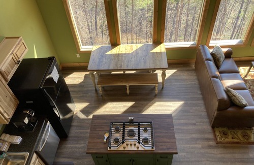 Gatlinburg - Pigeon Forge Cabin | CHERIES CHALET! Hot tub, Gas grill, Quiet, Centrally located,Dogs,AMAZING VIEWS!