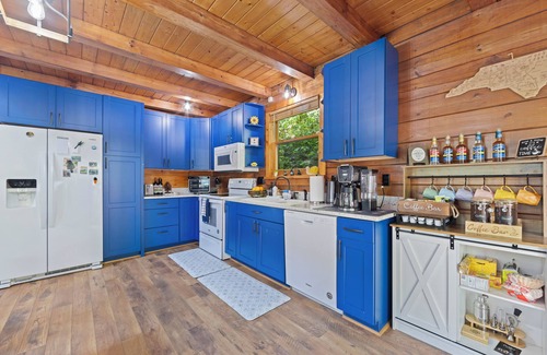 Maggie Valley Cabin | Cherokee Cabin/Hot Tub/Pet Friendly