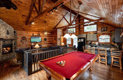 Topton Cabin | Cherokee Lodge-Pet Friendly, Luxury Log Cabin Rental, Hot Tub, 2 Fireplaces, Fishing- Nantahala NC.