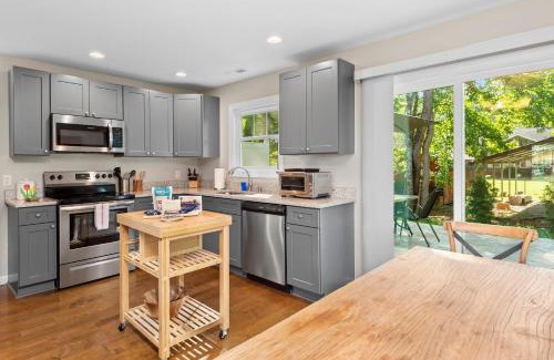 Asheville House | Cherry Blossom by AvantStay 6 Min to Downtown