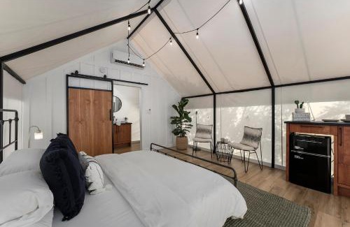 Fredericksburg Other | Cherry Cove Glamping W Hot tub AND Cowboy Pool