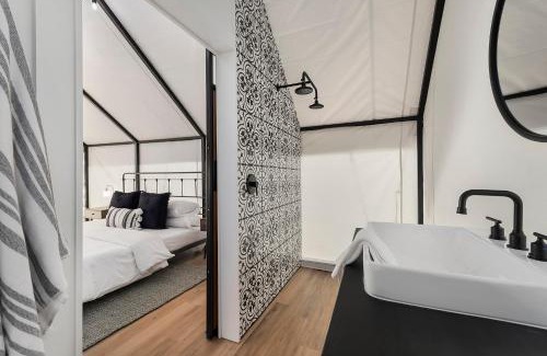 Fredericksburg Other | Cherry Cove Glamping W Hot tub AND Cowboy Pool