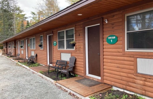 Bethlehem Cabin | Cherry Lodge: Comfortable King Room Escape