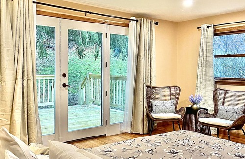 Coudersport House | Cherry spring hillside getaway with panoramic view