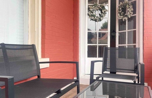 Evansville Apartment | Cherry Street Retreat B - 2BR/1BA APT near River