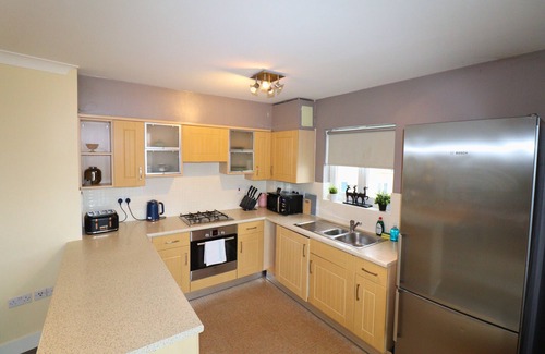 Runnymede Apartment | Chertsey, Spectacular Two Bedroom Rooftop Apartment