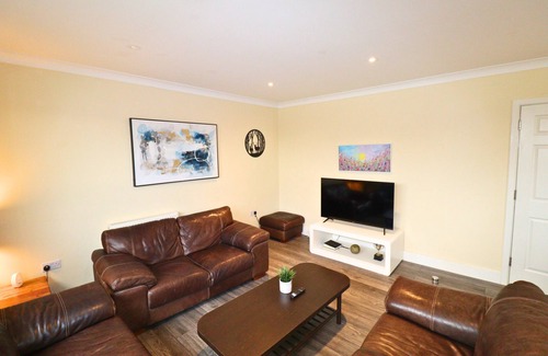 Runnymede Apartment | Chertsey, Spectacular Two Bedroom Rooftop Apartment