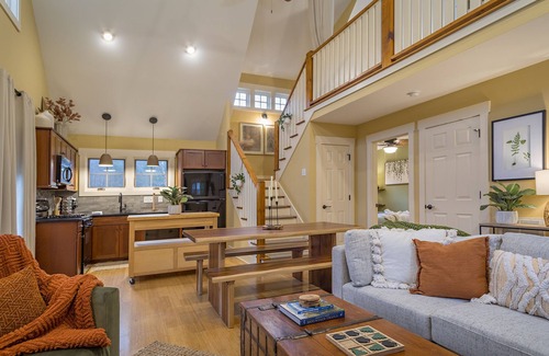 Black Mountain House | Cheshire Cottage | Pet Friendly, Hot Tub & 5-Minutes to Town!