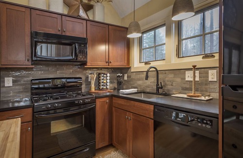 Black Mountain House | Cheshire Cottage | Pet Friendly, Hot Tub & 5-Minutes to Town!