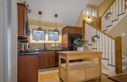 Black Mountain House | Cheshire Cottage | Pet Friendly, Hot Tub & 5-Minutes to Town!
