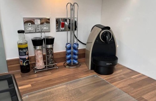 Crewe House | Cheshire East Detached 3Bedroom Central Home, Crewe