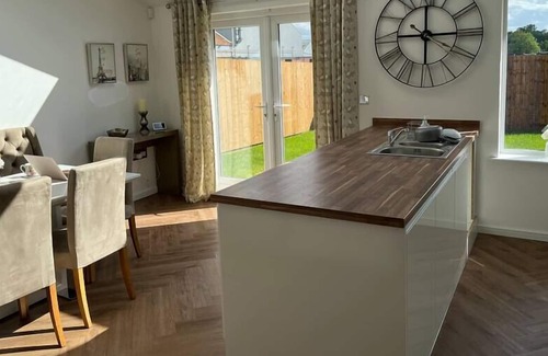 Crewe House | Cheshire East Detached 3Bedroom Central Home, Crewe