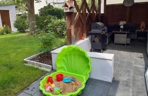 Zirndorf Apartment | Chestnut apartment (90sqm) with beautiful garden