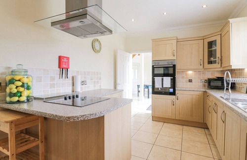 Barrow Cottage | CHESTNUT GRANGE, pet friendly, with hot tub in Barrow, Suffolk