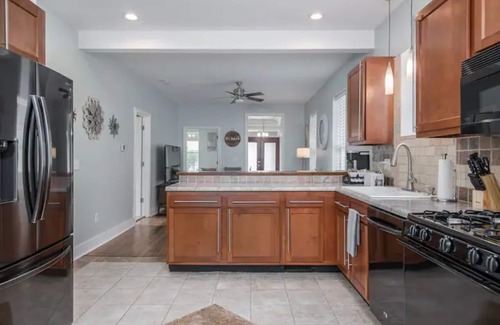 Louisville House | Chestnut Street Charmer-Walk to Louisville!