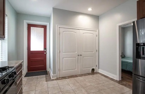Louisville House | Chestnut Street Charmer-Walk to Louisville!
