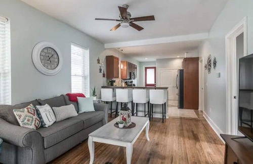 Louisville House | Chestnut Street Charmer-Walk to Louisville!