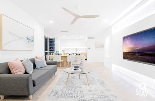 Surfers Paradise Apartment | Chevron Renaissance by Vaun