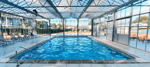 Le Verdon-sur-Mer Apartment | Chez Ced et Laeti, Appartement privé avec jardin et terrasse dans résidence l'estuaire muni d'une piscine couverte et aire de jeu, Linge de lit et de salle d'eau ainsi que télé, compris dans le tarif Profitez à fond de notre belle région
