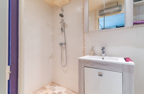 Pelissanne Apartment | Chez Patrick" flat with shared garden and Wi-Fi