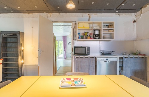 Pelissanne Apartment | Chez Patrick" flat with shared garden and Wi-Fi
