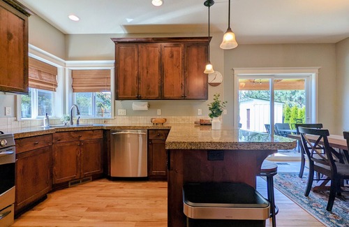 Newberg House | Chez Pinot Vino! A Great 3 bed/2.5 bath Family Home - Pet Friendly